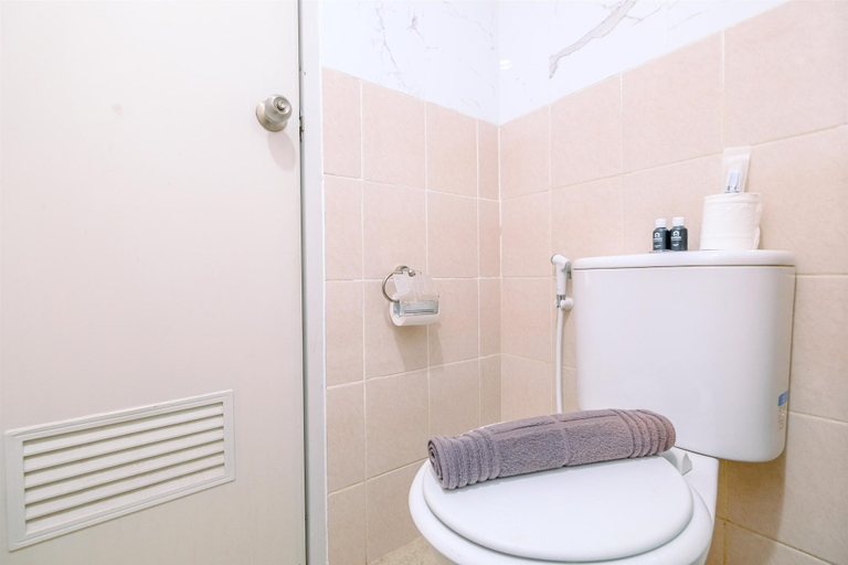 Bathroom 3, Best Deal and Homey 2BR Podomoro Golf View Apartment, Bogor