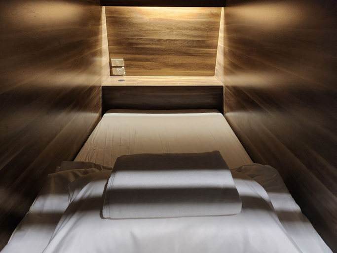 Bedroom 4, Fellows House, Khlong San