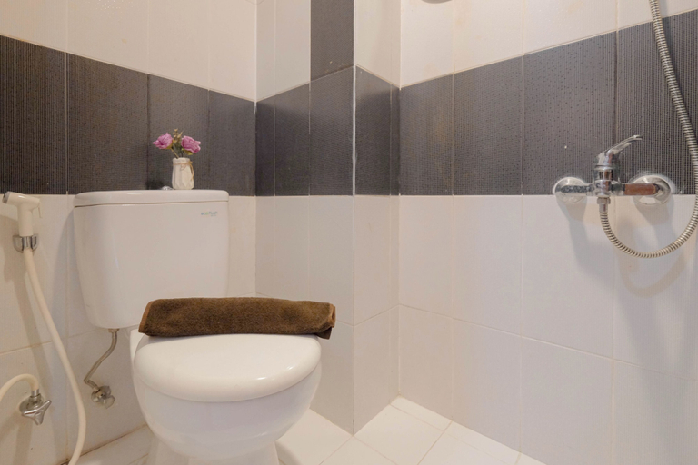 Bathroom, Good Deal and Comfy Studio Apartment at Cinere Bellevue Suites, Depok