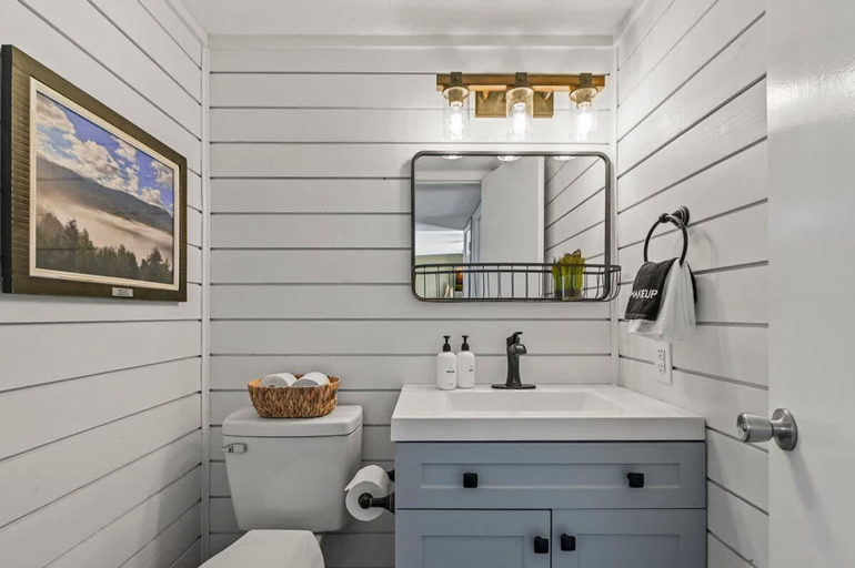 Room 2, Nature Views Pool Access Mountain Hideaway, Sevier