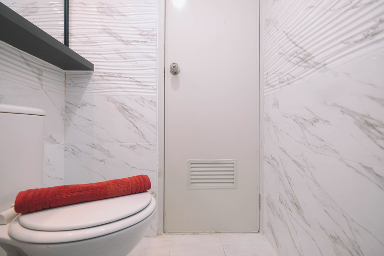 Bathroom 3, Simple and Cozy Living 2BR at Podomoro Golf View Apartment, Bogor