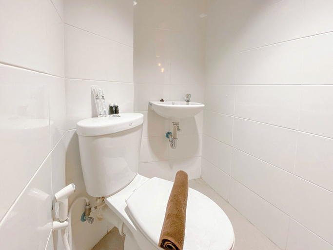 Bathroom, Comfortable and Homey Studio at The Alton Apartment, Semarang