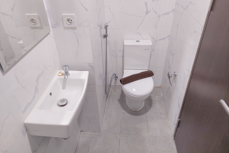 Bathroom 5, Comfy and Strategic Studio at Pacific Garden Alam Sutera Apartment By Travelio, Tangerang