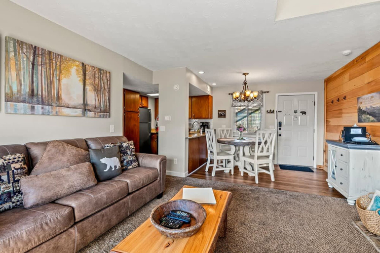 Room 2, Sleeps 6 Mountain Views Shared Resort Amenities, Sevier