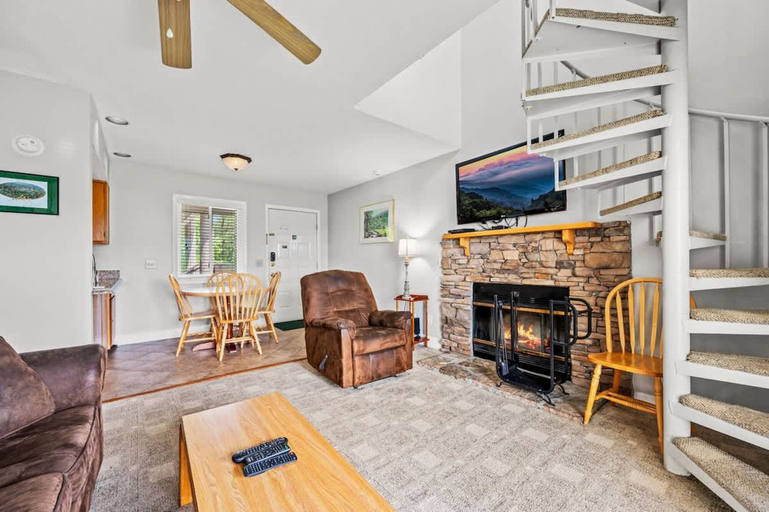Room 3, Sleeps 6 Mountain Views Heated Pool Playground, Sevier