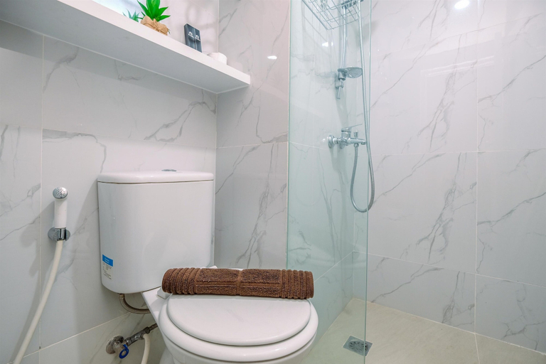 Bathroom 3, Fancy and Nice 2BR Apartment at Podomoro Golf View, Bogor