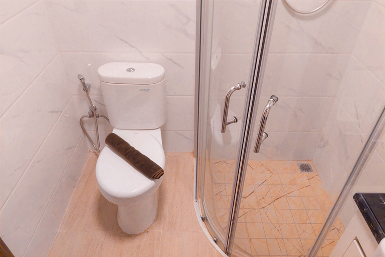 Bathroom 3, Elegant and Comfort 3BR at Sky House BSD Apartment, South Tangerang