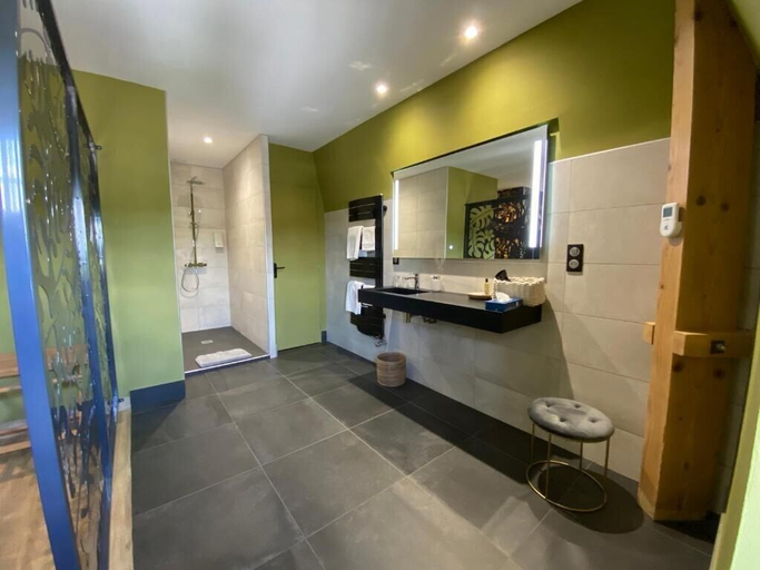 Bathroom 12