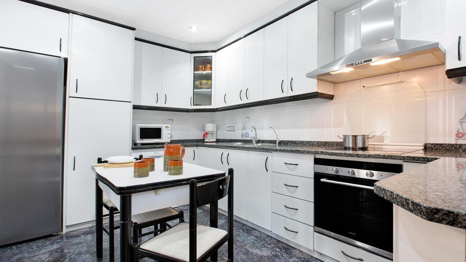 Room 2, Vila Maer in Blanes With 5 Bedrooms and 2 Bathrooms, Girona