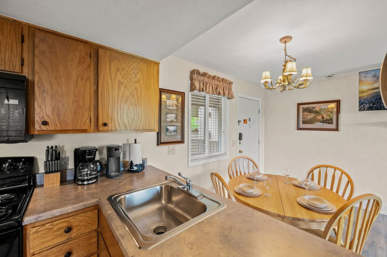 Room 4, Mountain Views Sleeps 6 Heated Pool Hot Tub, Sevier