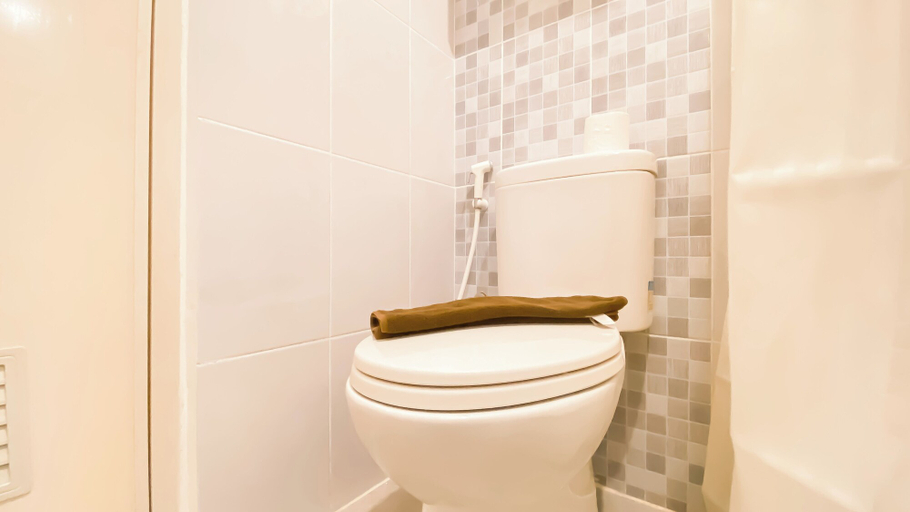 Bathroom 3, Cozy with Modern Style 2BR Apartment at Tokyo Riverside, Tangerang