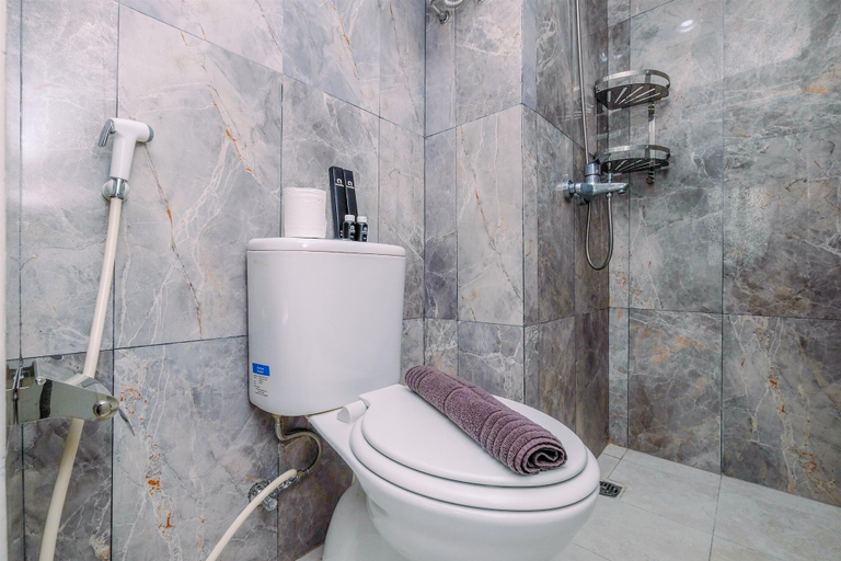 Bathroom 3, Homey Studio Room at Podomoro Golf View Apartment, Bogor