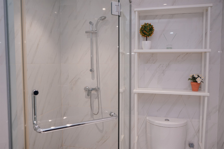 Bathroom 5, Warm and Spacious 1BR at Branz BSD City Apartment By Travelio, Tangerang Selatan