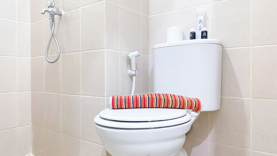 Bathroom 2, Comfy Stay 2BR at Podomoro Golf View Apartment, Bogor