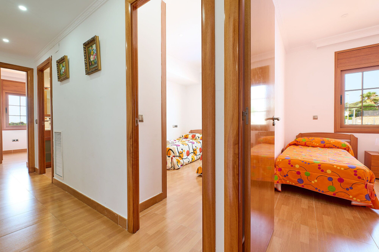 Room 5, Marina in Blanes With 6 Bedrooms and 4 Bathrooms, Girona