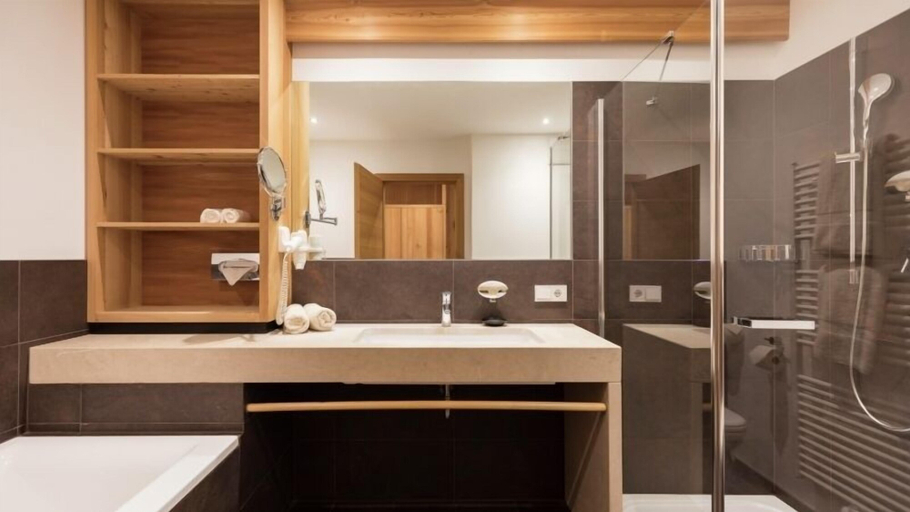 Bathroom 5, Biohotel theiner's garten, Bolzano