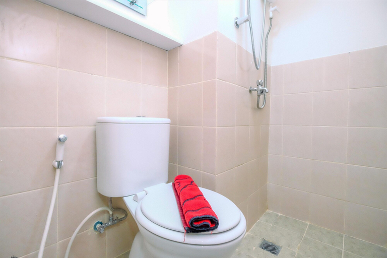 Bathroom 5, Simply Look and Tidy 2BR at Podomoro Golf View Apartment, Bogor