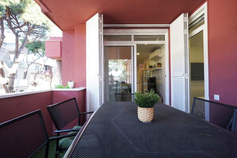 Outdoor dining 2, Apartment-4people-parking-castelledefels-bikes-bbq, Barcelona