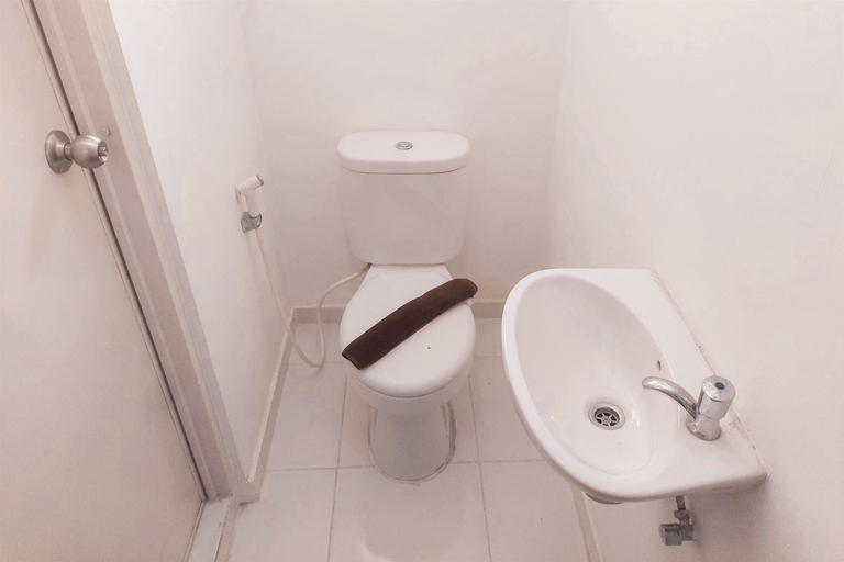 Bathroom 5, Cozy and Homey Studio (No Kitchen) at Apartment Aeropolis Residence By Travelio, Tangerang