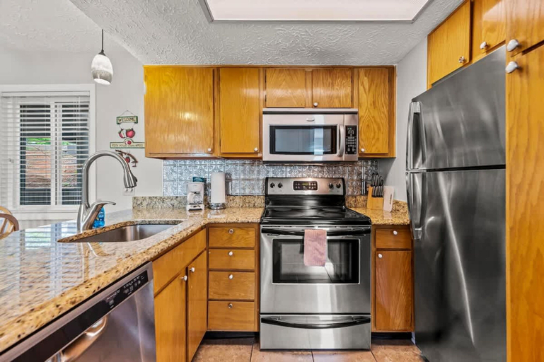 Room 4, Private Balcony w Views Heated Pool Full Kitchen, Sevier