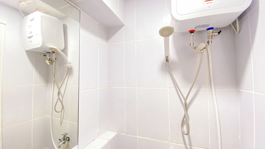 Bathroom 3, Minimalist and Homey Studio at Tokyo Riverside PIK 2 Apartment, Tangerang
