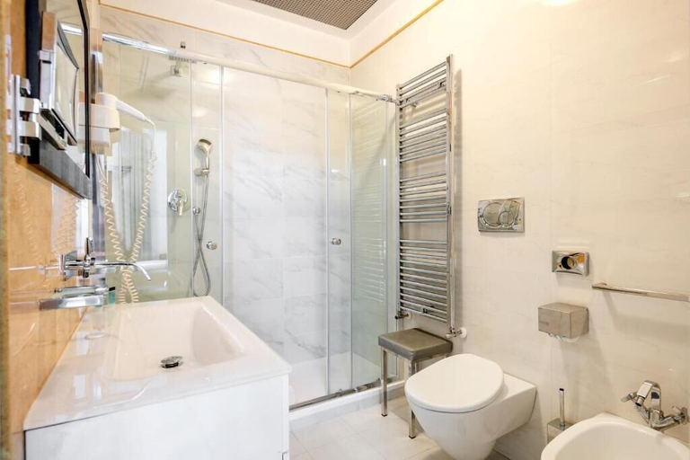 Bathroom 4, The Five Oscars Inn, Rome