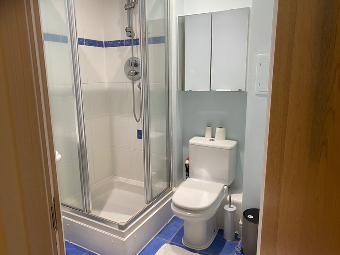 Bathroom 3, 2 Bed Flat - Sleeps 4 - Parking - Wifi, London