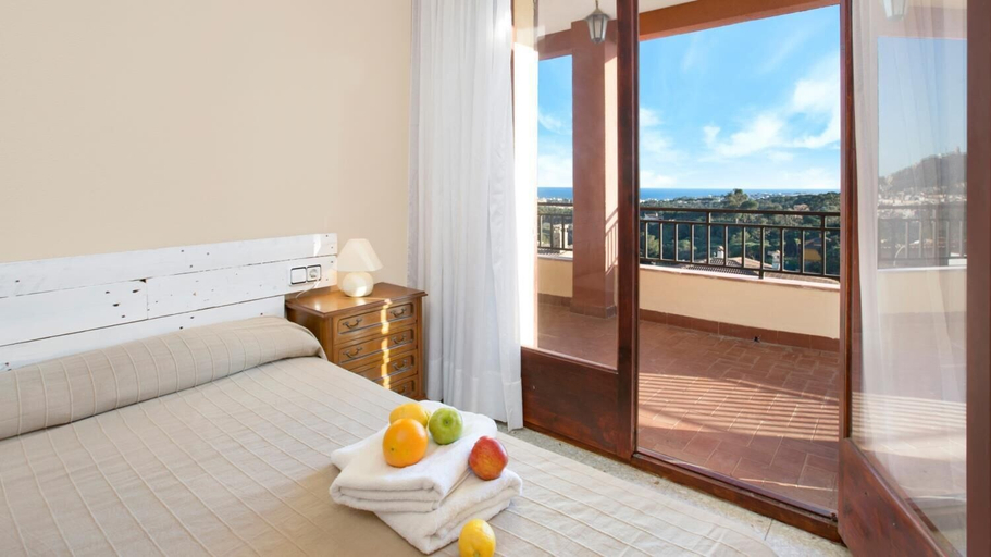 Room 5, Vila Maer in Blanes With 5 Bedrooms and 2 Bathrooms, Girona