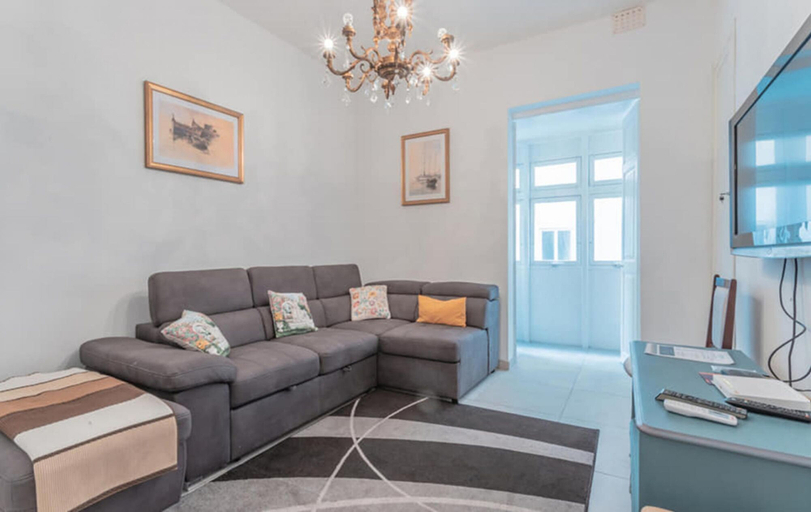 Room 5, Fairytale - Maltese Balcony - Separate Living Room