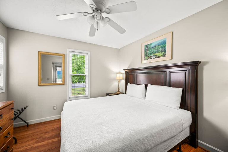 Room 5, Indoor Pool Hot Tub Sauna Sleeps 6 Full Kitchen, Sevier