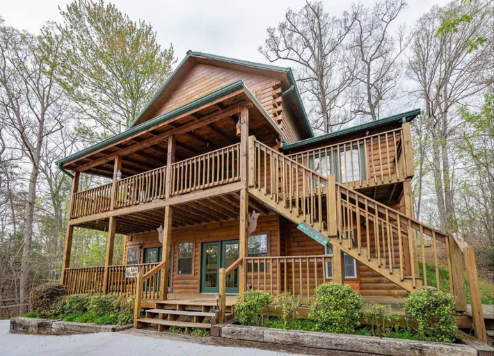 Room 4, Stunning Cabin w Hot Tub Pool Table Arcades, Sevier