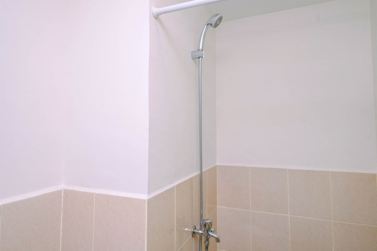 Bathroom 3, Warm and Cozy Living Studio Apartment Podomoro Golf View, Bogor