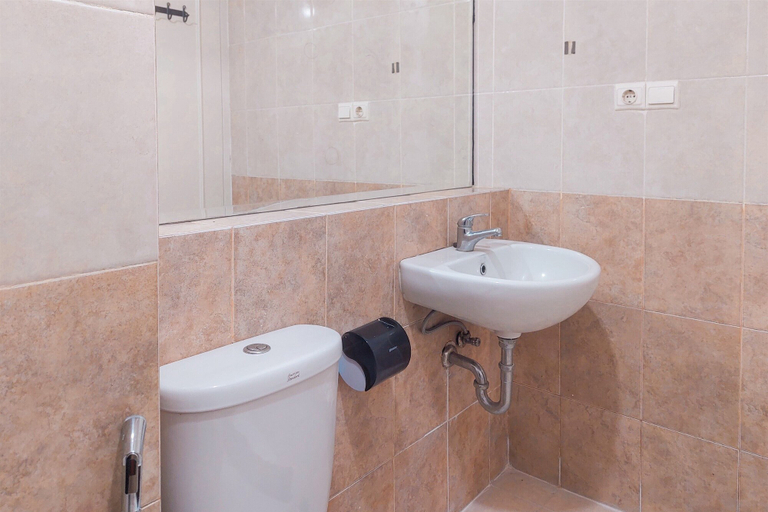 Bathroom 2, Nice and Comfy 2BR Apartment At Silkwood Residence, Tangerang