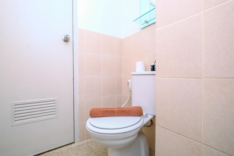 Bathroom 3, Warm and Simply Look 2BR at Podomoro Golf View Apartment, Bogor