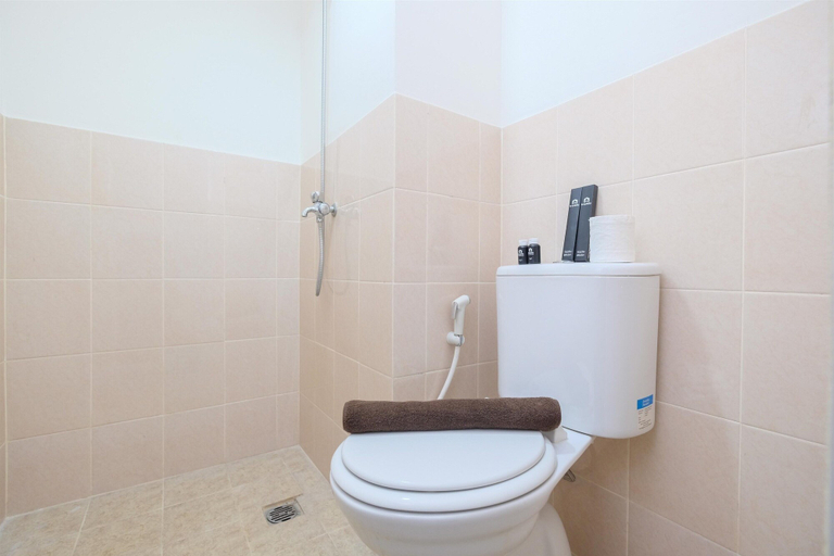 Bathroom 3, Comfort 2BR at 6th Floor Podomoro Golf View Apartment, Bogor