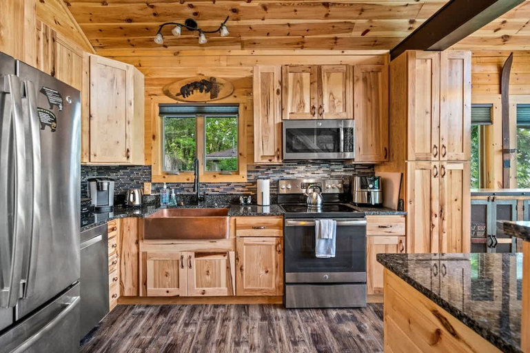 Room 2, 180 Views Sleeps 7 Private Hot Tub Full Kitchen, Sevier