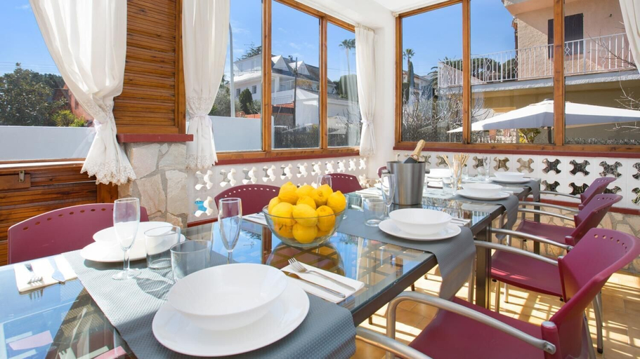 Room 4, Tensi in Blanes With 5 Bedrooms and 2 Bathrooms, Girona