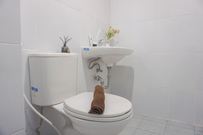 Bathroom 2, Good Choice 2BR at Patraland Urbano Apartment, Bekasi