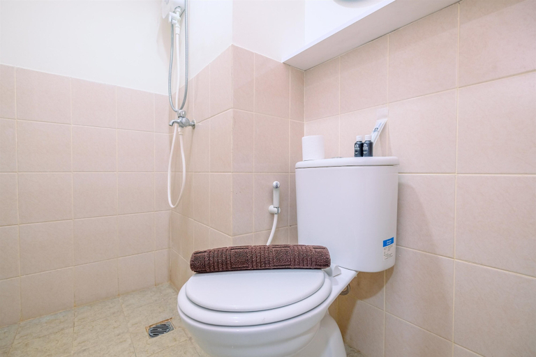 Bathroom 3, Comfortable and Tidy 2BR Podomoro Golf View Apartment, Bogor