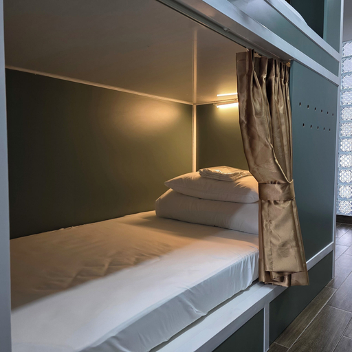 Bedroom 1, Cozy Cubes, District 1
