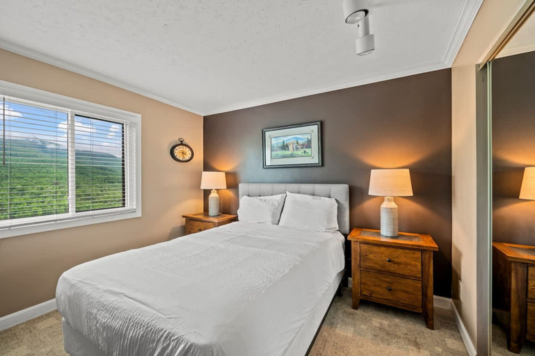 Room 4, Sleeps 6 Pool Playground Mountain Views Hot Tub, Sevier