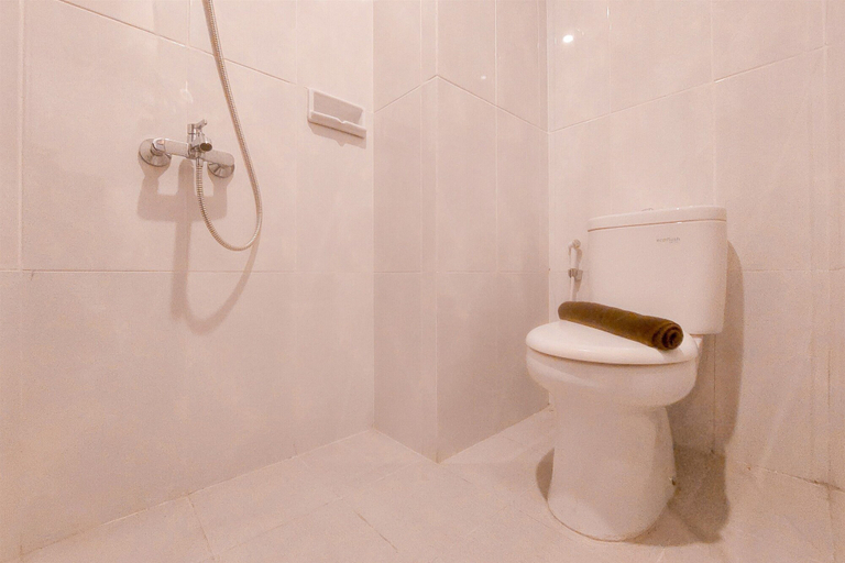 Bathroom 3, Cozy Stay at Studio Apartment Serpong Garden, Tangerang