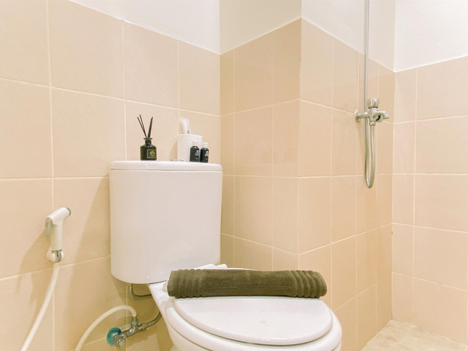 Bathroom 3, Good and Homey 2BR at Podomoro Golf View Apartment, Bogor