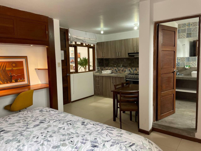 Room 2, Huanchacostudio/kingbed/balcony/tv/wifi, Trujillo