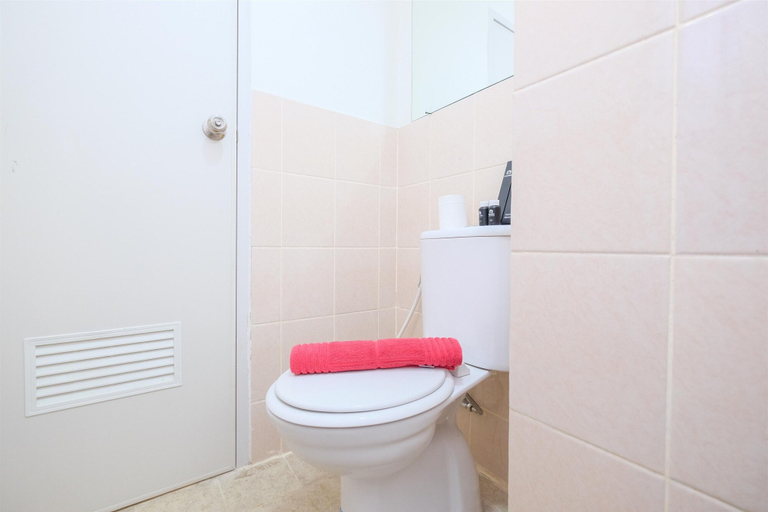 Bathroom 3, Comfort 2BR at 15th Floor Podomoro Golf View Apartment, Bogor
