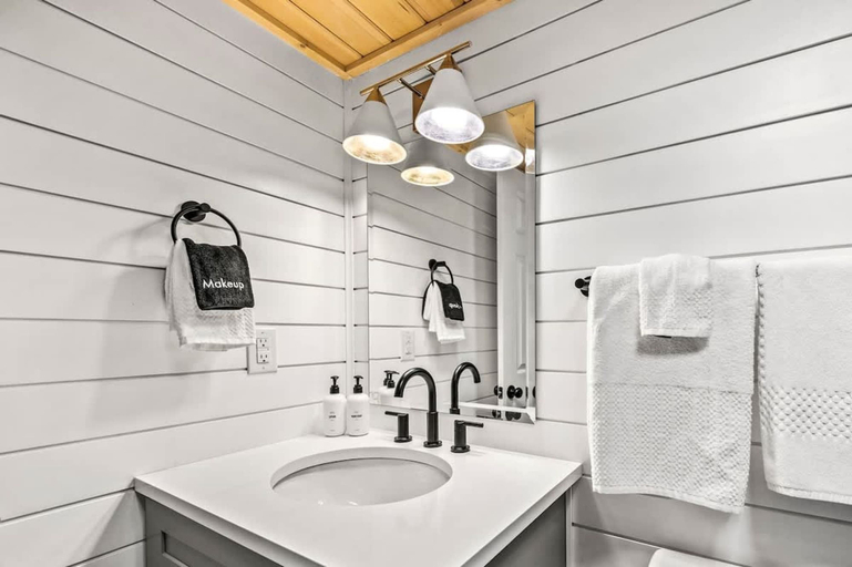 Room 5, Loft Sleeps 8 Views Indoor Pool Access, Sevier