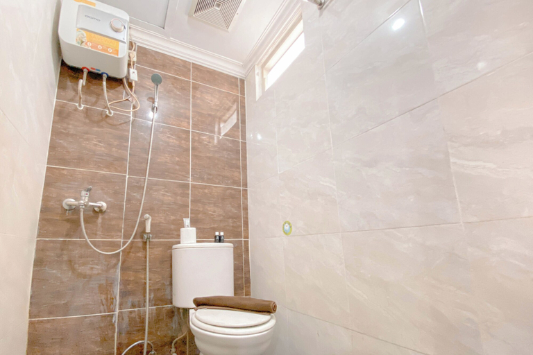 Bathroom 2, The Urban Style 2BR at Suites @Metro Apartment, Bandung
