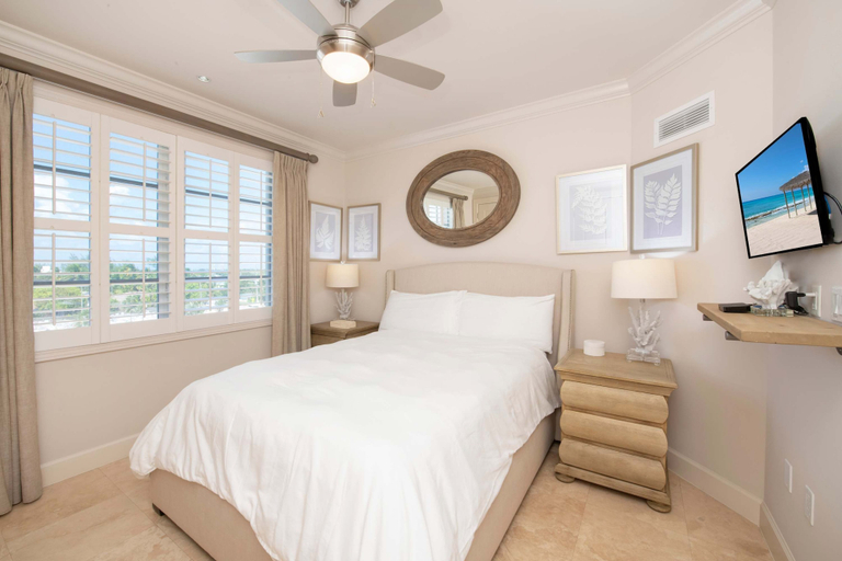 Room 5, Seabreeze 8 - Luxury 4-bedroom on Seven Mile Beach