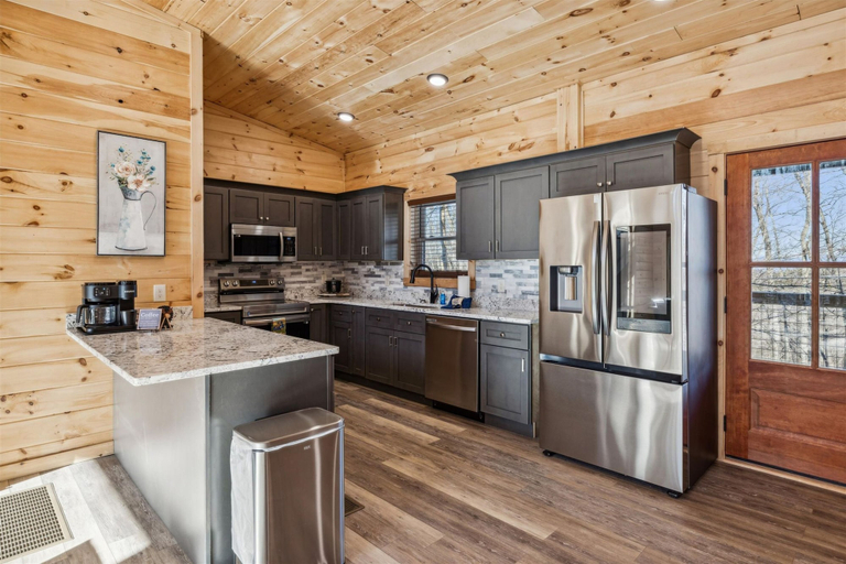 Room 5, Brand New Cabin w Fire Pit Hot Tub Gameroom, Sevier