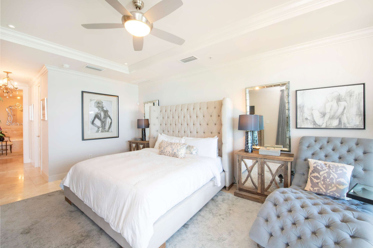 Room 2, Seabreeze 8 - Luxury 4-bedroom on Seven Mile Beach